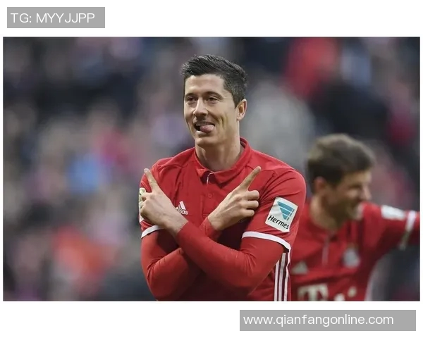 莱万在欧冠赛场火力全开10场比赛打入12球领跑射手榜